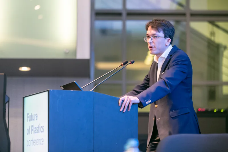 Nigel Visser speaking at a podium.